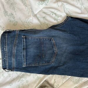 AE MEDIUM WASH JEANS